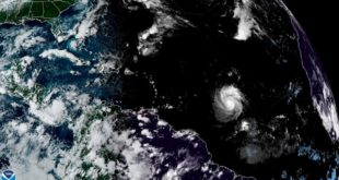 Los vientos máximos del huracán 'Sam' aumentaron a 220 km/hora