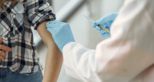 Canadá autoriza vacuna de refuerzo de Pfizer para jóvenes de 16 y 17 años