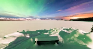 intenso espectáculo de auroras borealis Yellowknife Territorios del Noroeste