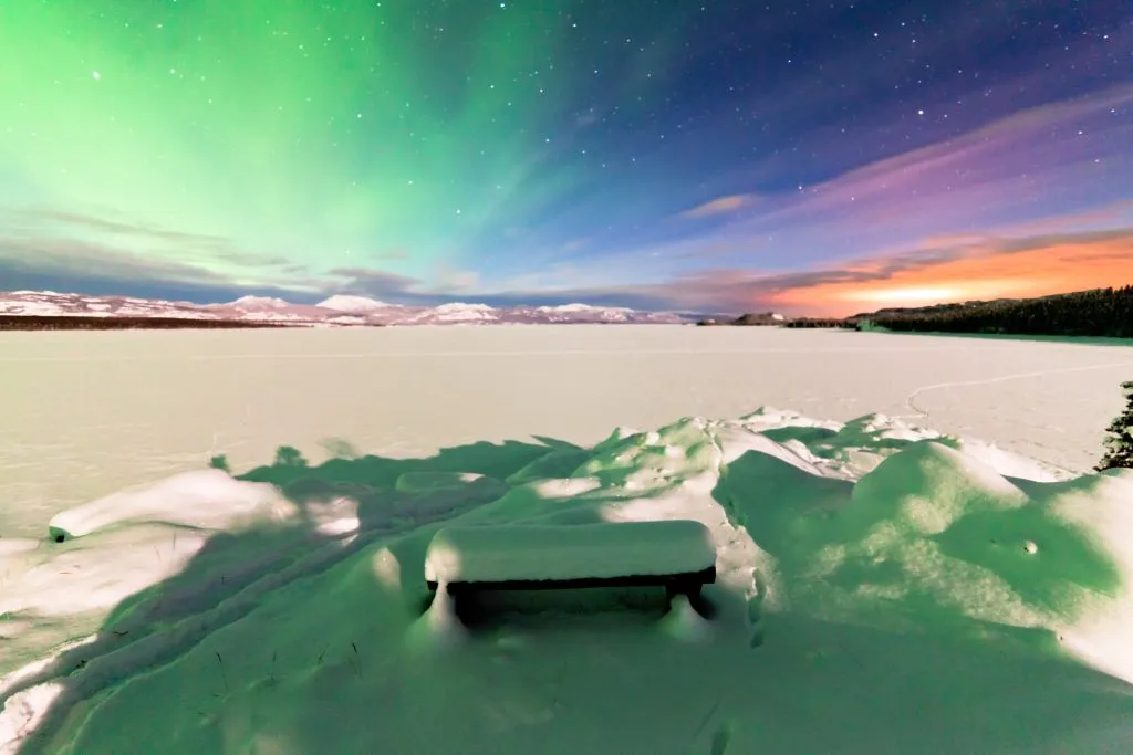 intenso espectáculo de auroras borealis Yellowknife Territorios del Noroeste